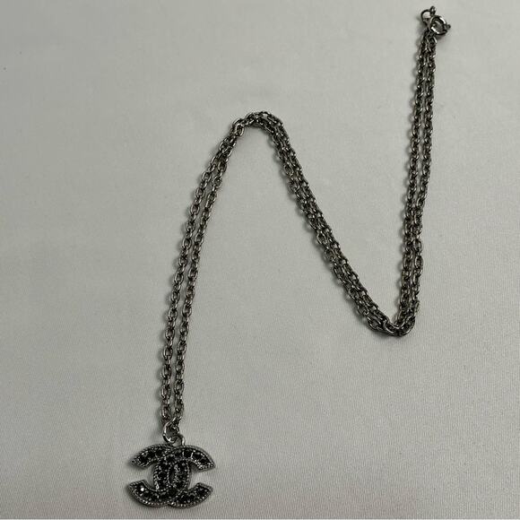 CHANEL Metallic textured Chain Necklace with Pendant - Picture 2 of 5